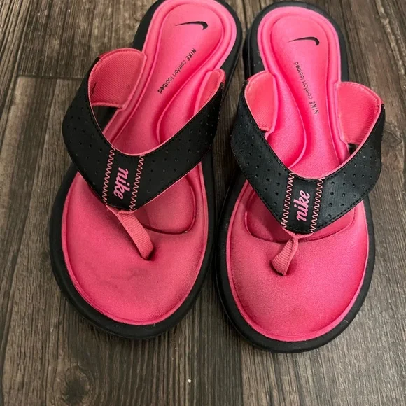 Nike Women's Sandals in Pink and Black - Picture 2 of 3